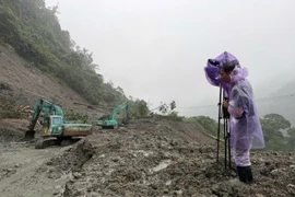 Sạt lở tại Đèo Lò Xo. (Ảnh: TTXVN)