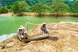 Phát hiện quả bom nặng hơn 220kg tại khu vực cửa động Phong Nha. (Ảnh: TTXVN phát)