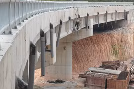 Hệ thống thoát nước mưa cho bề mặt cầu cạn Xuân Hương được bố dọc theo các nhịp dầm cầu. (Ảnh: Nguyễn Dũng/TTXVN)