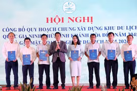 Ông Nguyễn Long Biên, Phó Chủ tịch Thường trực UBND tỉnh Khánh Hòa, trao quyết định cho các xã, phường thuộc khu Quy hoạch chung xây dựng Khu du lịch quốc gia Ninh Chử. (Ảnh: Công Thử/TTXVN)