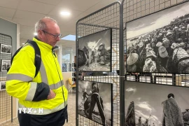 Khách tham quan triển lãm "Biển trong chúng ta" tại Tòa thị chính thành phố Chateaudun (Pháp). (Ảnh: Hữu Chiến/TTXVN)