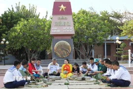 Cán bộ, chiến sỹ ở đặc khu Trường Sa cùng nhau gói bánh chưng ngày Tết. (Ảnh: TTXVN phát)