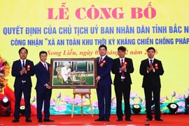 Bí thư Tỉnh ủy Bắc Ninh Nguyễn Hồng Thái (thứ 3, phải sang) tặng bức ảnh Bác Hồ cho Đảng bộ, chính quyền và Nhân dân phường Song Liễu. (Ảnh: Thanh Thương/TTXVN)