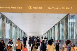 Hệ thống tàu điện ngầm của Hong Kong (Trung Quốc) kết nối với các trung tâm thương mại. (Ảnh: Mạc Luyện/TTXVN)