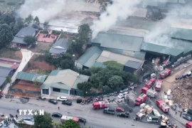 Một vụ cháy lớn xảy ra tại xưởng sản xuất ván ép rộng hàng nghìn mét vuông, nằm sát đường tỉnh 325B thuộc Công ty TNHH Hải Hoài trên địa bàn xã Xuân Lũng (xã Tiên Kiên cũ), tỉnh Phú Thọ. (Ảnh: Hoàng Hùng/TTXVN)