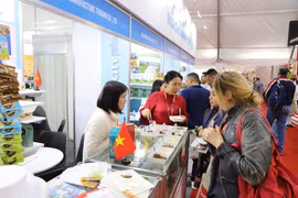 Khách tham quan Cụm gian hàng nông sản của doanh nghiệp TP. Hồ Chí Minh tại Triển lãm Food Africa 2025. (Ảnh: Nguyễn Trường/TTXVN)
