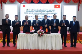 Chủ tịch UBND tỉnh Tây Ninh Lê Văn Hẳn và Thị trưởng thành phố Okayama, ông Masao Omori ký kết tuyên bố chung về hợp tác giữa UBND tỉnh Tây Ninh và chính quyền thành phố Okayama (Nhật Bản). (Ảnh: Bùi Giang/TTXVN)