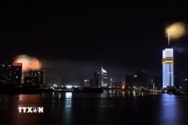 Pháo hoa bung nở trên bầu trời Thành phố Hồ Chí Minh. (Ảnh: Thu Hương/TTXVN)