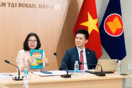 Tổng Lãnh sự Đoàn Phương Lan và ông Nguyễn Duy Anh, Hiệu trưởng học viện Nhật ngữ GAG, Nhật Bản, Ủy viên ủy ban trung ương MTTQ Việt Nam, Tổng thư kí mạng lưới giảng dạy tiếng Việt và văn hóa Việt Nam toàn cầu, tại buổi tọa đàm. (Ảnh: Đức Thắng/TTXVN)