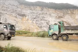 Khu mỏ tại đá vôi của Công ty Cổ phần Vissai Ninh Bình nằm gần với trục đường dẫn vào một khu mỏ khác. (Ảnh: Đức Phương/TTXVN)