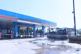 Hai xe đưa đón công nhân bốc cháy dữ dội gần cây xăng ở Hưng Yên 