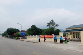 Người dân xã Hải Sơn phấn khởi khi được đầu tư đường giao thông, chợ khang trang... (Ảnh: Thanh Vân/TTXVN)