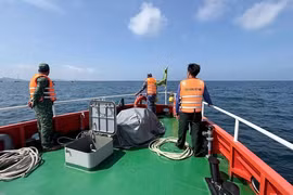 Lực lượng Đồn biên phòng cửa khẩu cảng An Thới tìm kiếm 2 ngư dân nghi rơi xuống biển Phú Quốc vào chiều 3-8 - (Ảnh: Biên phòng An Giang cung cấp)