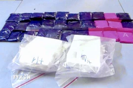 Tang vật thu giữ gồm 2 bánh heroin, 6.000 viên ma túy tổng hợp. (Ảnh: TTXVN phát)