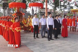 Thực hiện nghi lễ rước lương, rước nước vào đền Trần Thương. (Ảnh: Đại Nghĩa/TTXVN)