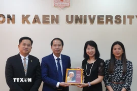 Phó giáo sư, Tiến sỹ Nguyễn Văn Tùng tặng sách "Bác Hồ ở Thái Lan" cho Trung tâm Nghiên cứu ASEAN, Đại học Khon Kaen, Thái Lan. (Ảnh: TTXVN phát)