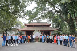 Đoàn nhà báo TTXVN tại Khu di tích 27/7. (Ảnh: Lê Đông/TTXVN)