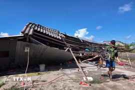 Người dân di dời vật dụng gia đình sau khi bị dông lốc gây sập nhà. (Ảnh: Chanh Đa/TTXVN)