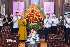 Đồng chí Nguyễn Phi Long, Ủy viên Trung ương Đảng, Phó Bí thư Thường trực Đảng ủy Mặt trận Tổ quốc, các đoàn thể Trung ương, Phó Chủ tịch Ủy ban Trung ương Mặt trận Tổ Quốc Việt Nam thăm, chúc mừng Đại lễ Phật đản tại chùa Liên Phái (Hà Nội). (Ảnh: Minh Đức/TTXVN)