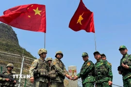 Đồn Biên phòng Lũng Cú (Bộ Chỉ huy Bộ đội Biên phòng tỉnh Hà Giang, Việt Nam) và Biên phòng khu vực huyện Phú Ninh, Quân Giải phóng Nhân dân Trung Quốc tuần tra song phương trên tuyến biên giới Việt-Trung. (Ảnh: Mạnh Cầm/TTXVN)