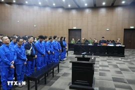 Các bị cáo nghe đại diện Viện kiểm sát đọc bản cáo trạng. (Ảnh: Quốc Lũy/TTXVN)