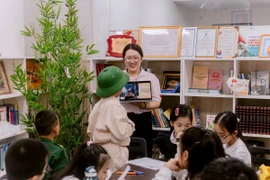 Ngày Giải phóng miền Nam, thống nhất đất nước 30/4 được chọn là chủ đề giờ học tại Câu lạc bộ Tiếng Việt Vui. (Ảnh: Tâm Hằng/TTXVN)