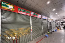 Nhiều gian hàng trên tầng 3 của chợ Đồng Xuân không còn mở cửa hoạt động, dù là thời điểm cao điểm trong ngày. (Ảnh: Quốc Lũy/TTXVN)