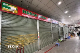 Nhiều gian hàng trên tầng 3 của chợ Đồng Xuân không còn mở cửa hoạt động, dù là thời điểm cao điểm trong ngày. (Ảnh: Quốc Lũy/TTXVN)