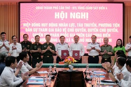 Lãnh đạo UBND TP Cần Thơ và Bộ Tư lệnh Vùng Cảnh sát biển 4 ký kết kế hoạch hiệp đồng. (Ảnh: TTXVN phát)