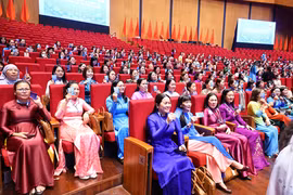 Các đại biểu biểu quyết tại Phiên thứ nhất của Đại hội đại biểu Phụ nữ toàn quốc lần thứ XIV. (Ảnh: Minh Đức/TTXVN)