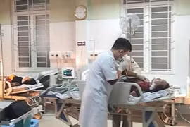 Hai chị em bị ngộ độc khí được Bệnh viện Đa khoa khu vực Bắc Quảng Trị cấp cứu. (Nguồn: Tuổi Trẻ)