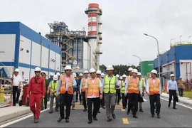 Phó Thủ tướng Bùi Thanh Sơn và Đoàn công tác của Chính phủ kiểm tra tiến độ xây dựng cụm dự án Nhà máy nhiệt điện Nhơn Trạch 3 và 4 tại tỉnh Đồng Nai. (Ảnh: VGP)