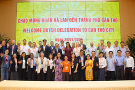 Các đại biểu chụp ảnh lưu niệm. (Ảnh: Nguyễn Hằng/TTXVN)