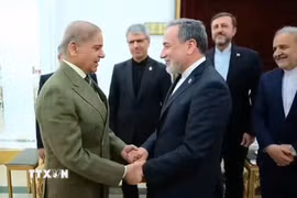 Thủ tướng Pakistan Muhammad Shehbaz Sharif (trái) tại cuộc gặp với Ngoại trưởng Iran Seyed Abbas Araghchi ở Islamabad, Pakistan, ngày 25/4/2026. (Ảnh: THX/TTXVN)
