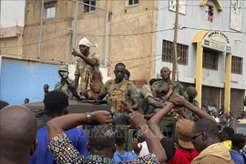 Binh sỹ thuộc chính quyền quân sự xuất hiện trên đường phố Mali. (Ảnh: AFP/TTXVN)