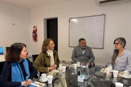 Đại sứ Việt Nam tại Argentina Ngô Minh Nguyệt làm việc cùng đại diện công ty dịch vụ vận tải Nip Cargo SRL và Phòng thương mại Mercosur - ASEAN (MACC). (Ảnh: Diệu Hương/TTXVN)