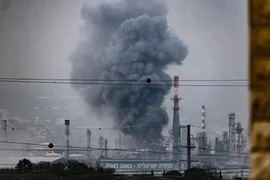 Nhà máy lọc dầu Bazan tại vịnh Haifa bị trúng tên lửa. (Ảnh: TPS)