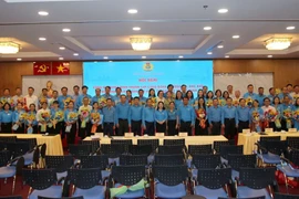 Lãnh đạo Liên đoàn Lao động Thành phố Hồ Chí Minh với các Công đoàn xã, phường, đặc khu. (Ảnh: Thanh Vũ/TTXVN)