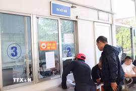 Các chủ xe bày tỏ hài lòng khi nhận kết quả đăng kiểm. (Ảnh: Nguyễn Thắng/TTXVN)