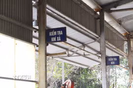 Khu vực kiểm định khí thải tại Trung tâm đăng kiểm xe cơ giới 29-01S trên đường Phạm Văn Đồng. (Ảnh: Nguyễn Thắng/TTXVN)