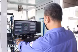 Các thông số kỹ thuật đều được thao tác trên bảng máy tính điện tử. (Ảnh: Nguyễn Thắng/TTXVN)