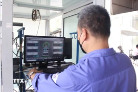 Các thông số kỹ thuật đều được thao tác trên bảng máy tính điện tử. (Ảnh: Nguyễn Thắng/TTXVN)