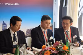 Thứ trưởng Ngoại giao Lê Anh Tuấn (ngoài cùng, bên trái) và ông Hoàng Nguyên Dinh, Phó Chủ tịch Ủy ban Nhân dân Thành phố Hồ Chí Minh (giữa) tại sự kiện. (Ảnh: Anh Hiển/TTXVN)