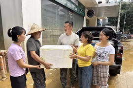 Nhóm thiện nguyên xã Vị Xuyên (Tuyên Quang) trao 50 suất cơm miễn phí cho người dân vùng lũ ở phường Hà Giang 1. (Ảnh: Đức Thọ/TTXVN)