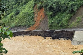 Km 63 + 300 Quốc lộ 34 đoạn từ xã Đường Hồng (tỉnh Tuyên Quang) đi các xã Bảo Lâm, Bảo Lạc (tỉnh Cao Bằng) bị sạt lở nghiêm trọng.( Ảnh: Minh Tâm/TTXVN)