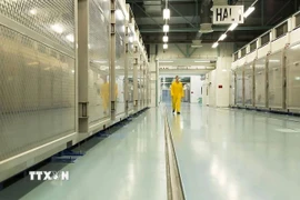 Kỹ thuật viên làm việc tại một cơ sở hạt nhân của Iran. (Ảnh: IRNA/TTXVN)