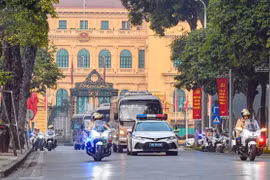 Đoàn xe di chuyển từ Lăng Chủ tịch Hồ Chí Minh ra Đài tưởng niệm các Anh hùng liệt sỹ. (Ảnh: Phạm Kiên/TTXVN)