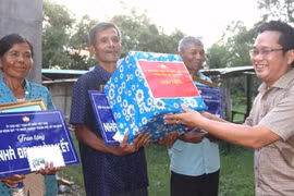 Thành phố Hồ Chí Minh tặng quà cho các gia đình có hoàn cảnh khó khăn.
