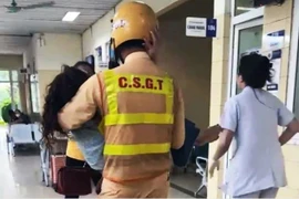 Hình ảnh chiến sỹ CSGT bế người phụ nữ tại hành lang bệnh viện lan truyền mạnh mẽ, nhận được nhiều lời khen ngợi từ cộng đồng. (Ảnh cắt từ clip)