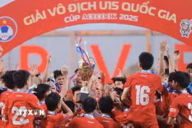 Ban tổ chức trao Cup vô địch cho U15 PVF. (Ảnh: Minh Quyết/TTXVN)